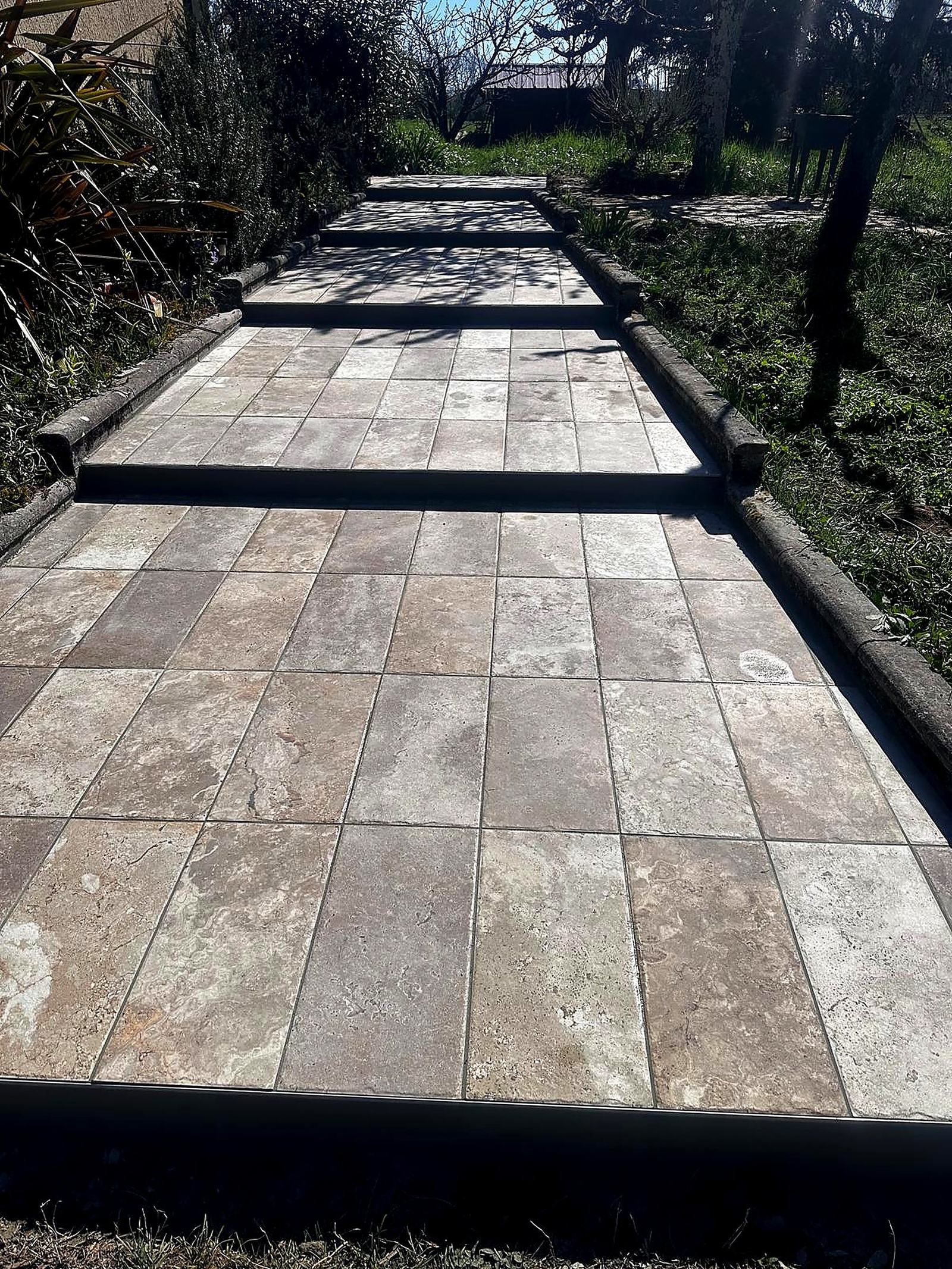 Escalier et allée travertin jardin