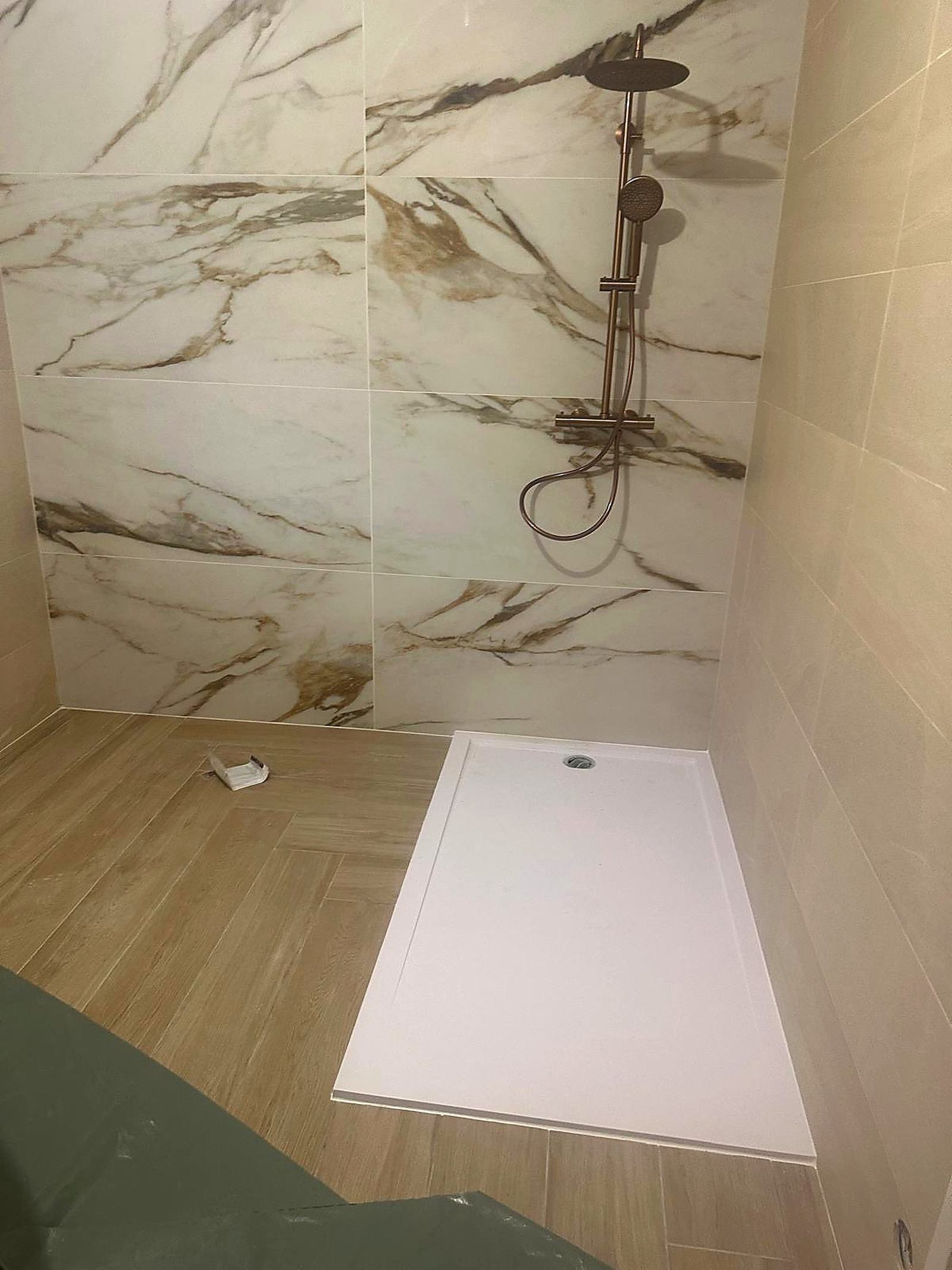 Douche italienne marbre doré