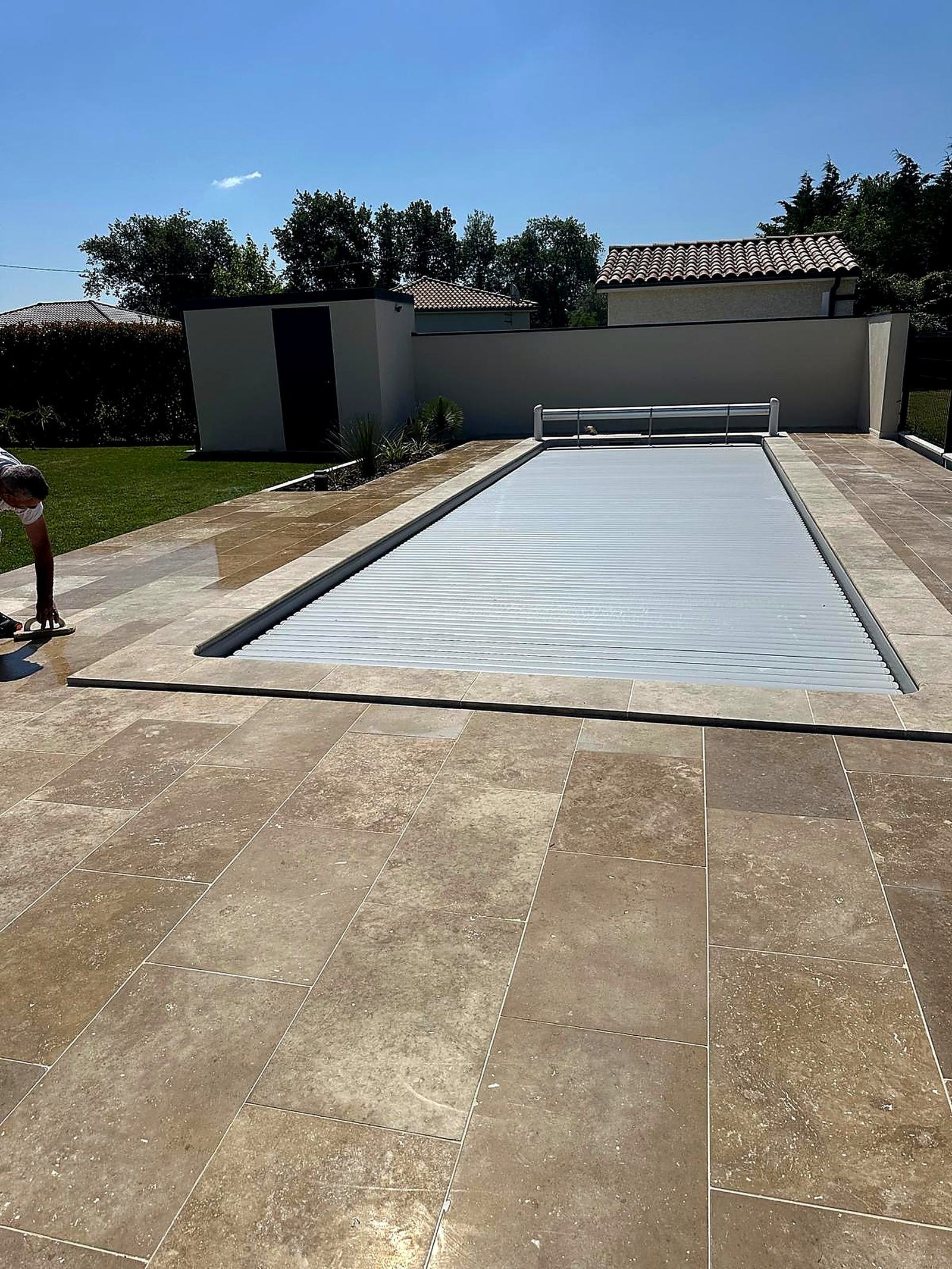 Grande plage de piscine en travertin