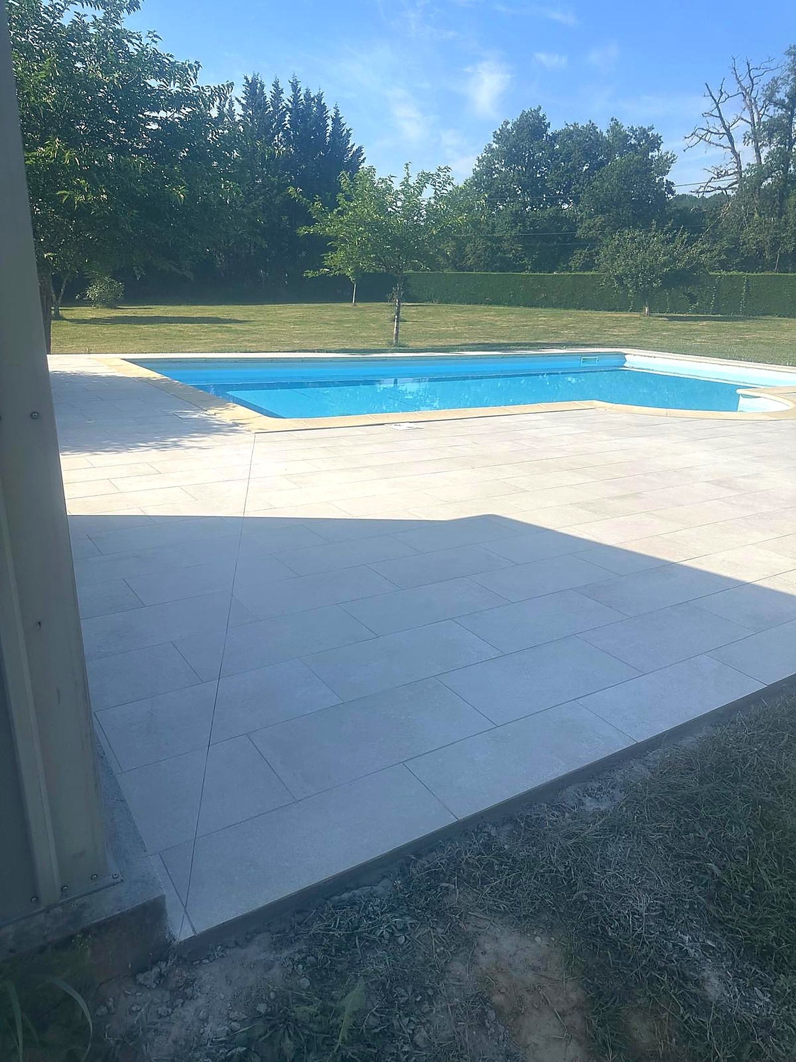 Plage de piscine travertin clair