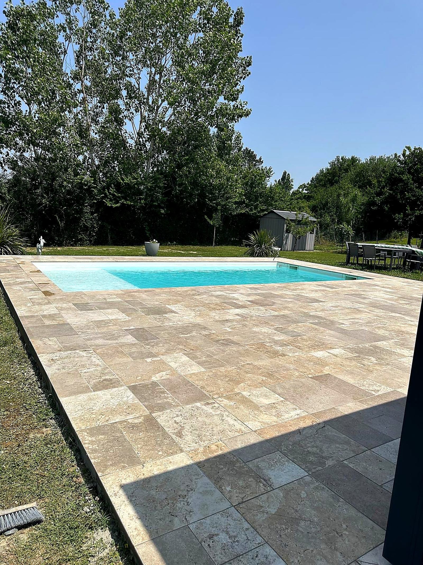 Plage de piscine travertin et grand jardin