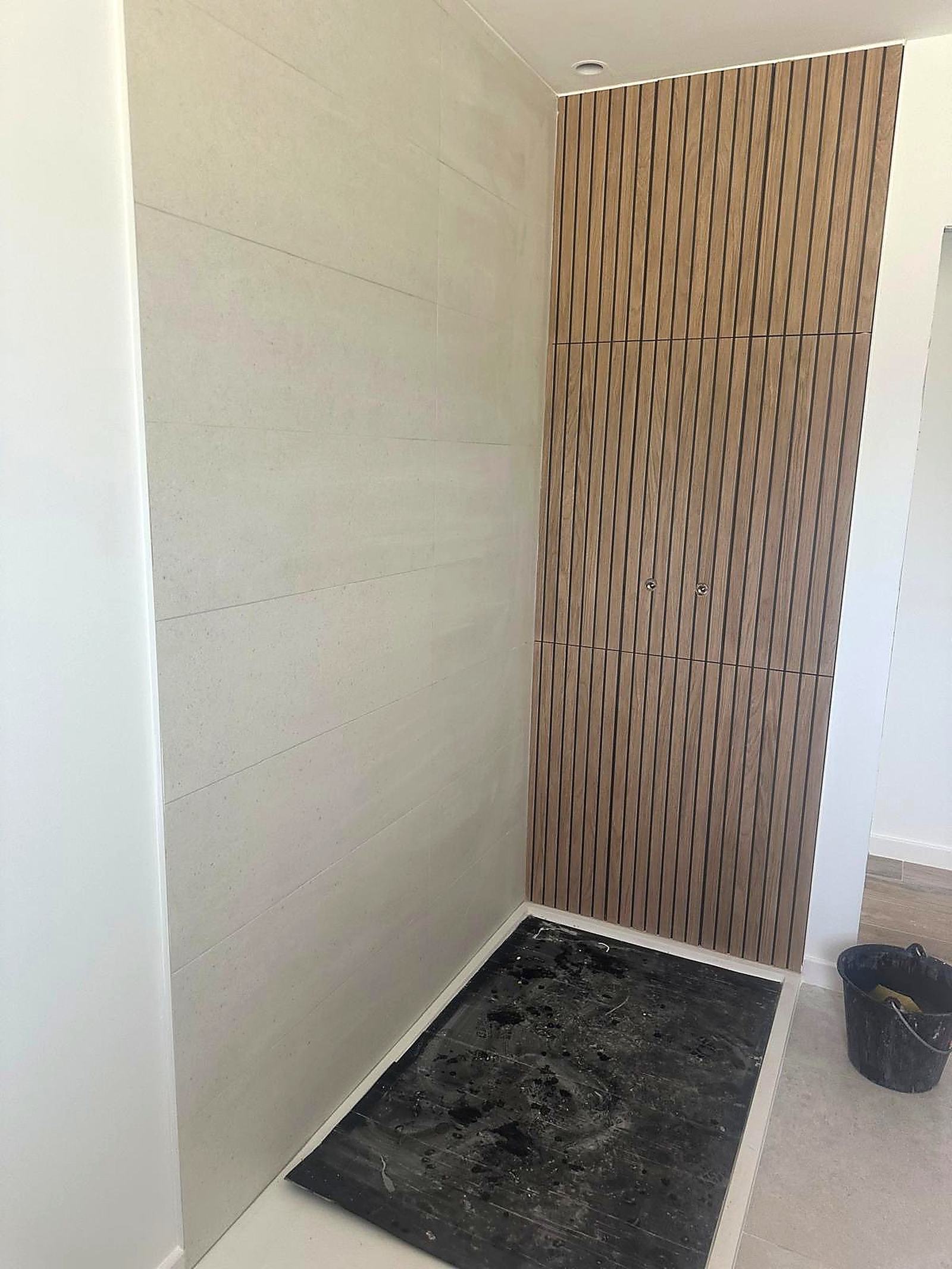 Salle de bain niche bois et carrelage