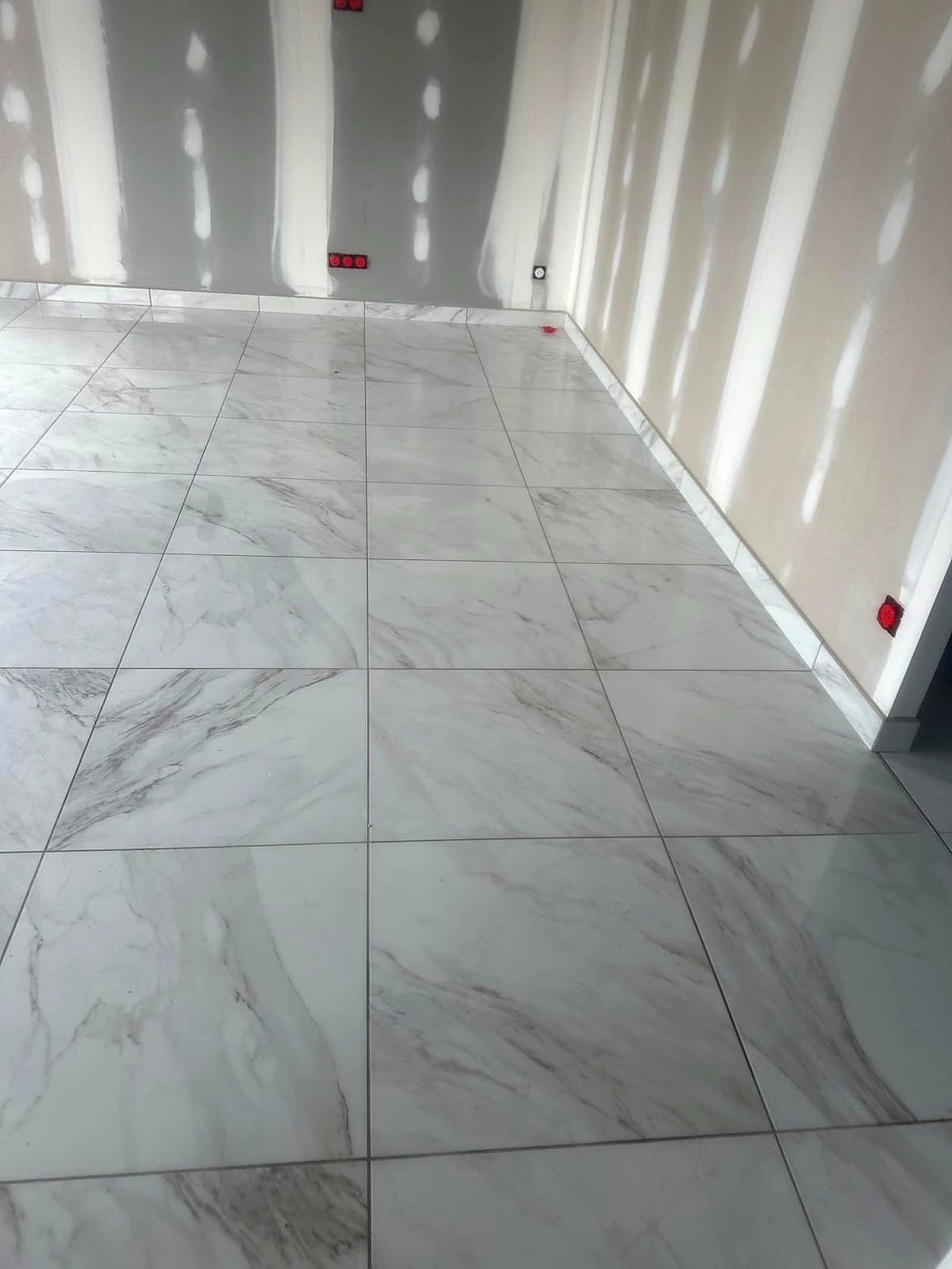 Sol grand format effet marbre blanc