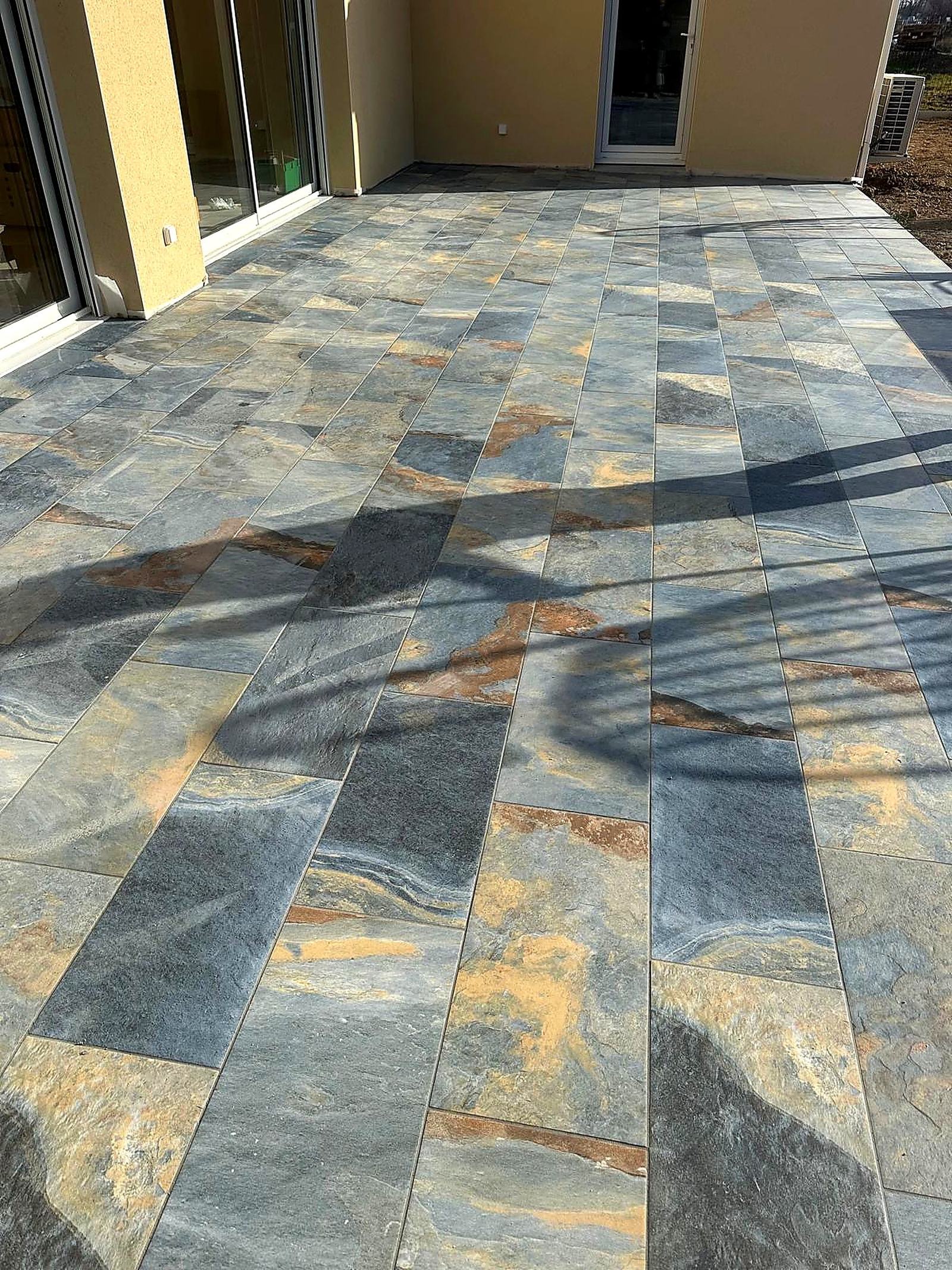 Terrasse effet pierre naturelle dorée
